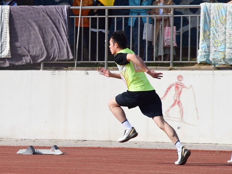 包含逆境中奋勇拼搏：永不言弃的足球战士的词条